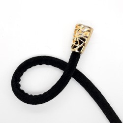 Terminal metálico calado de color oro claro.