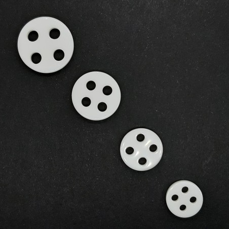 Botón blanco fantasía de 4 agujeros grandes.