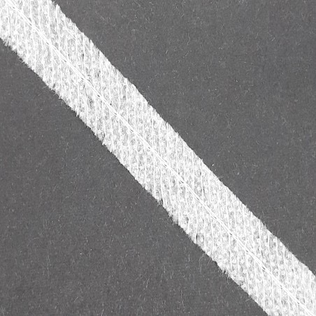 Cinta pasaman blanco termoadhesivo para evitar que estiren los escotes.