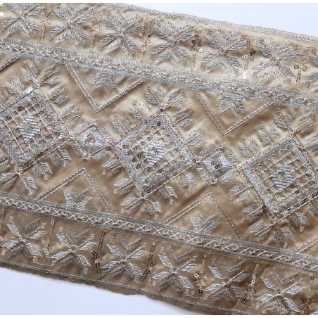 Galón fantasía 24 cms camel con bordado metalizado oro y plata con lentejuelas decorativas.