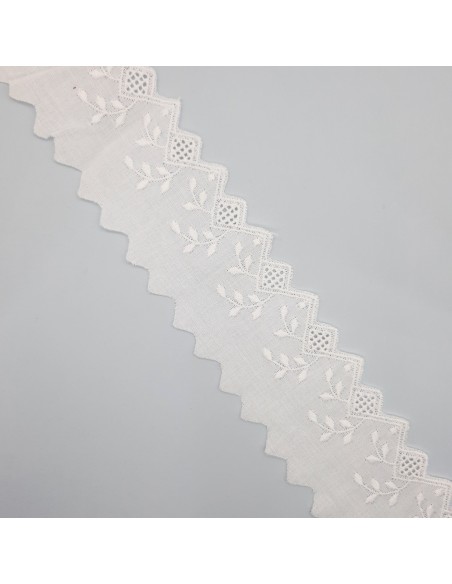 Tira bordada blanca con picos y dibujo bordado 