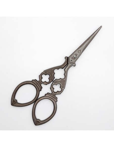 Tijera filigrana para bordar de color oro viejo