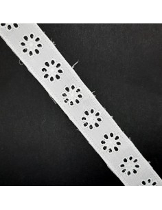 Tira bordada blanca flores caladas 2