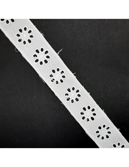 Entredos 3 cms tira bordada blanca flores caladas