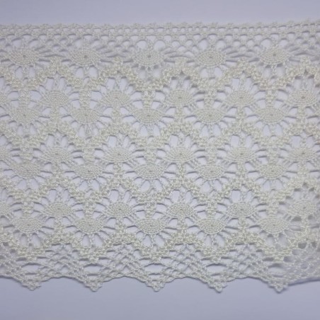 Encaje bolillo de color beige 100% algodón. 