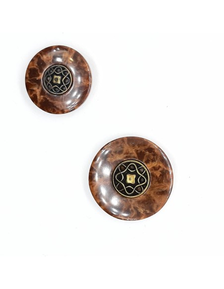 Botón con pie marrón chocolate y dibujo decorativo en el centro