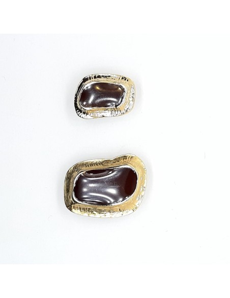 Botón marrón con filo dorado decorativo 