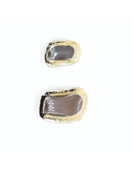 Botón gris con filo dorado decorativo 