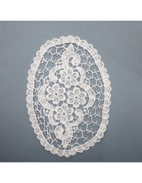 Motivo guipur blanco con flores decorativas