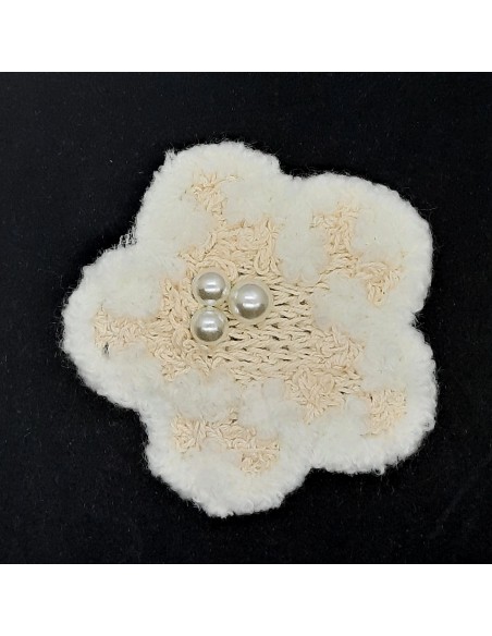 Aplique ganchillo flor con perlas decorativas 
