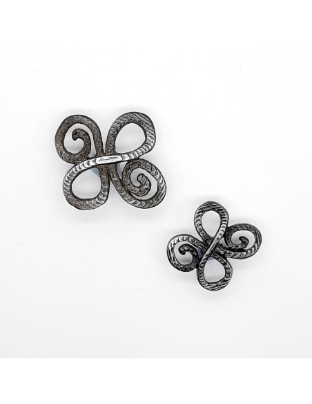 Botón metálico diseño flor negro