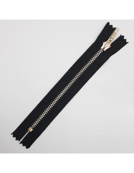Cremallera metálica negra malla dorada.