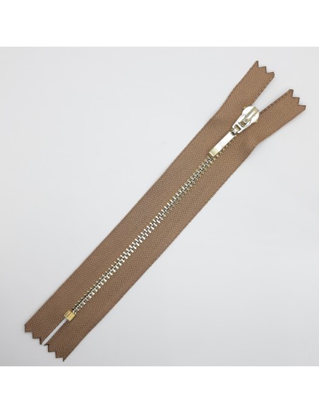 Cremallera metálica camel malla dorada.