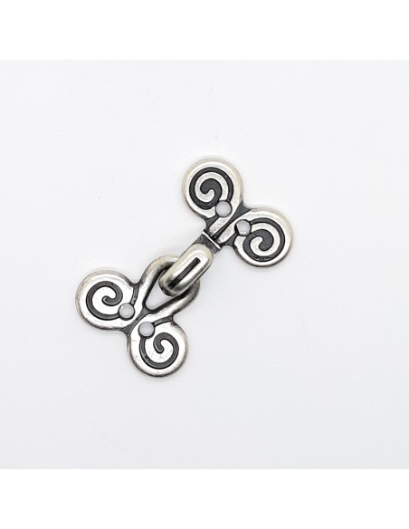 Cierre corcheta metálico decorativo