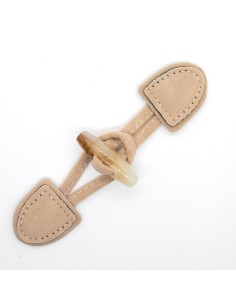 Broche trenca imitación ante de color beige