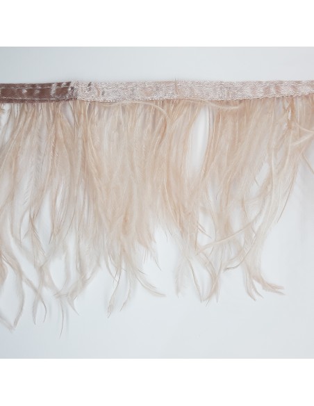 Fleco con plumas de avestruz color rosa nude