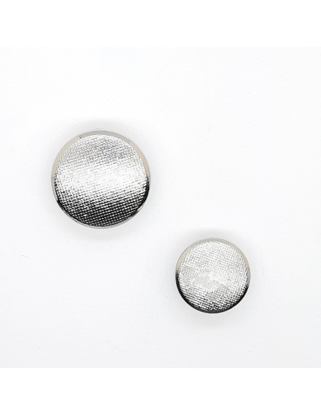 Botón metálico plateado con pie