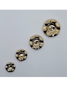Botón dorado con filo en ondas de 2 agujeros