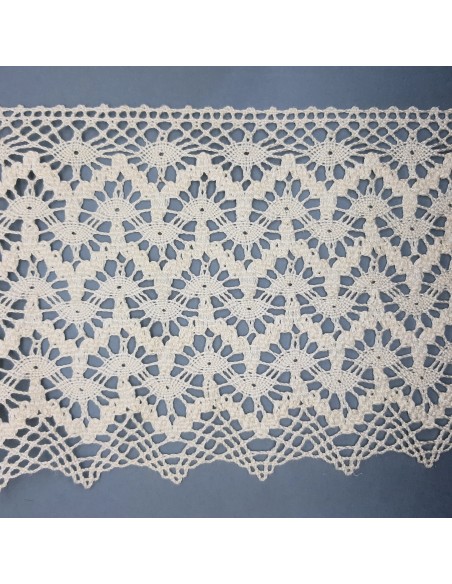 Encaje bolillo de color beige 100% algodón. 