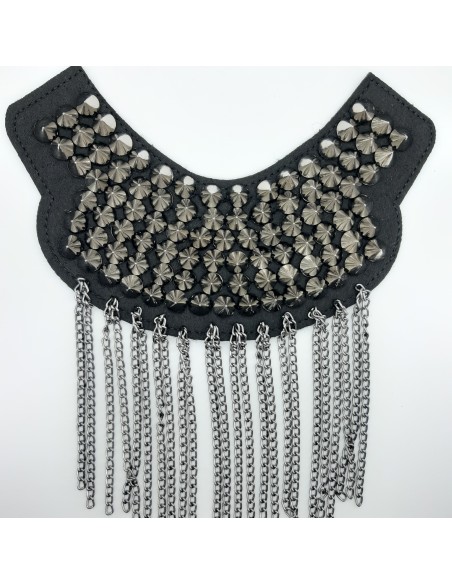 Hombrera cadena y tachas de color negro pavonado