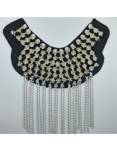 Hombrera cadena y tachas de color negro y plata