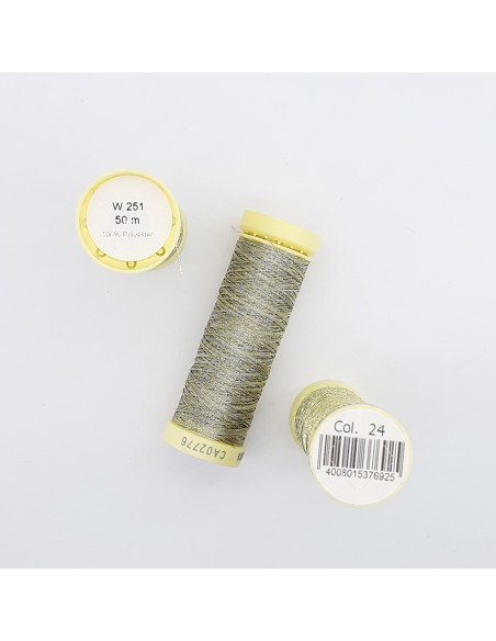 Hilo metalizado Gütermann dorado.