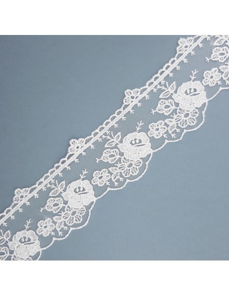 Encaje tul bordado con remate de 5,5 cms y color marfil. 
