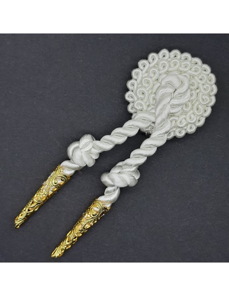 Alamar de pasamanería con cairel blanco con 2 cabuzones dorados