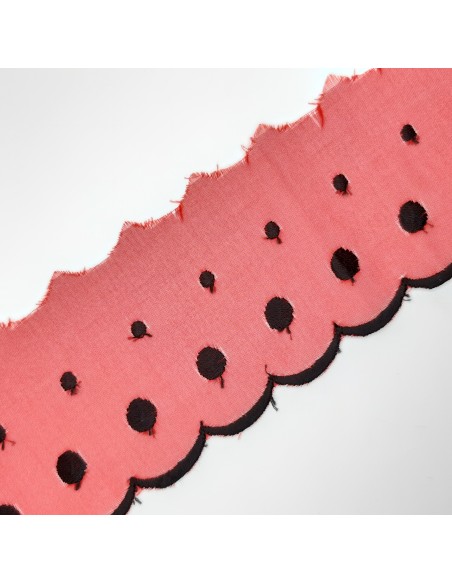 Tira bordada de organza con bordado y remate en seda color rojo y negro