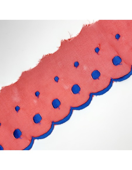 Tira bordada de organza con bordado y remate en seda color rojo y azulón