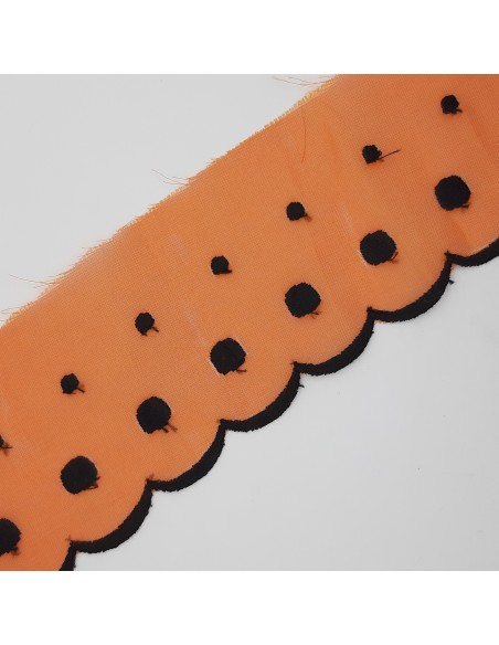 Tira bordada de organza con bordado y remate en seda color naranja y negro