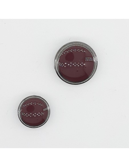 Botón esmaltado burdeos con filo de acero metálico