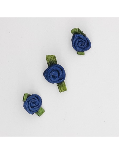 Flor de raso azul marina con lazo verde decorativo