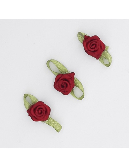 Flor de raso burdeos con lazo verde decorativo