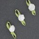Flor de raso blanca con lazo verde decorativo