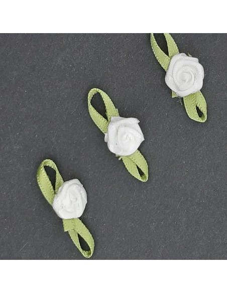 Flor de raso blanca con lazo verde decorativo