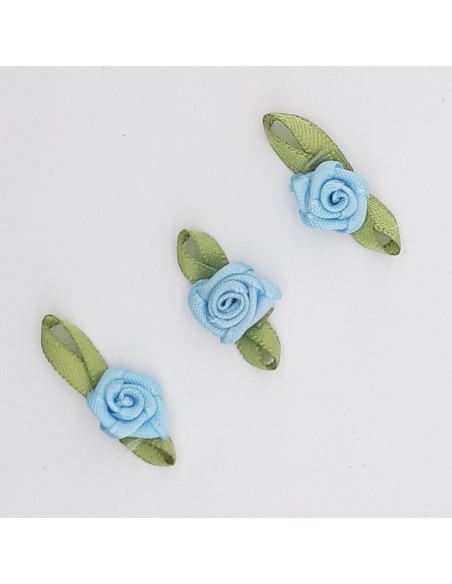 Flor de raso celeste con lazo verde decorativo