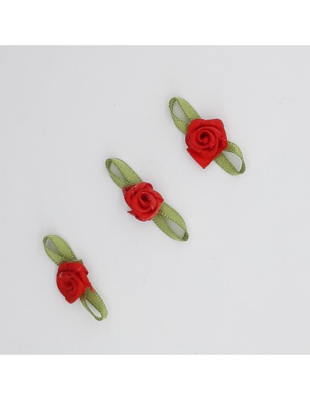 Flor de raso rojo con lazo verde decorativo