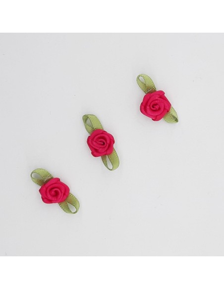 Flor de raso fucsia con lazo verde decorativo