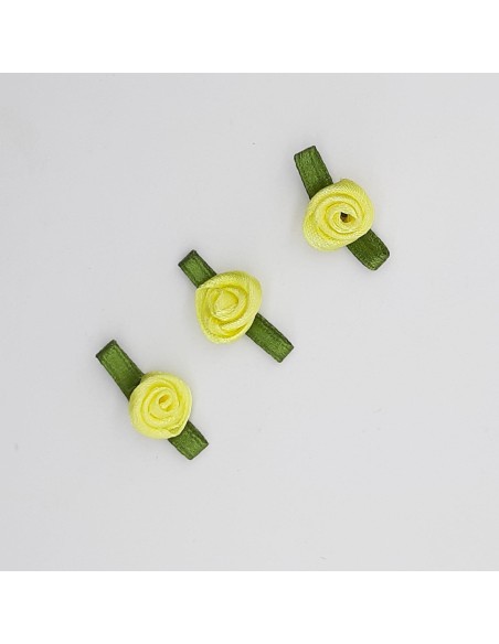 Flor de raso amarilla con lazo verde decorativo