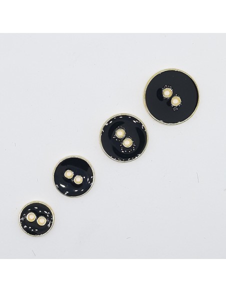 Botón negro esmaltado con filo dorado.