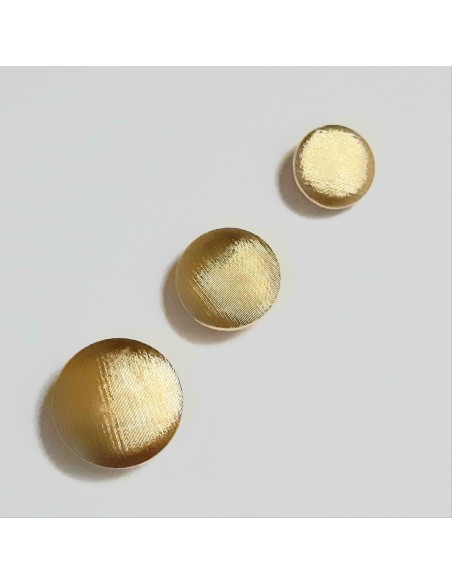 Botón dorado decorativo con pie.