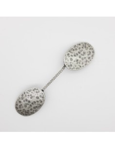 Broche con pinza y cadena metálico plata vieja