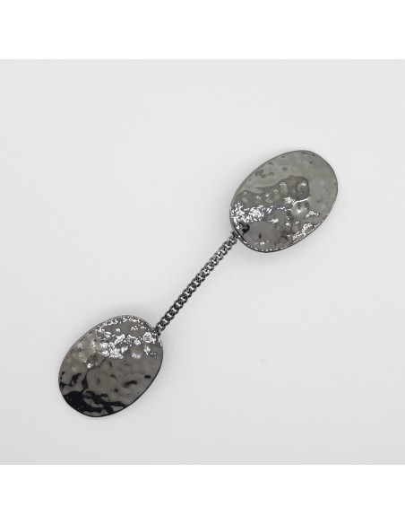 Broche con pinza y cadena metálico negro pavonado
