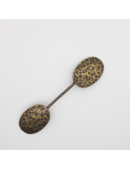 Broche con pinza y cadena metálico oro viejo