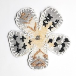 Flor bordada termoadhesiva rosa.  2