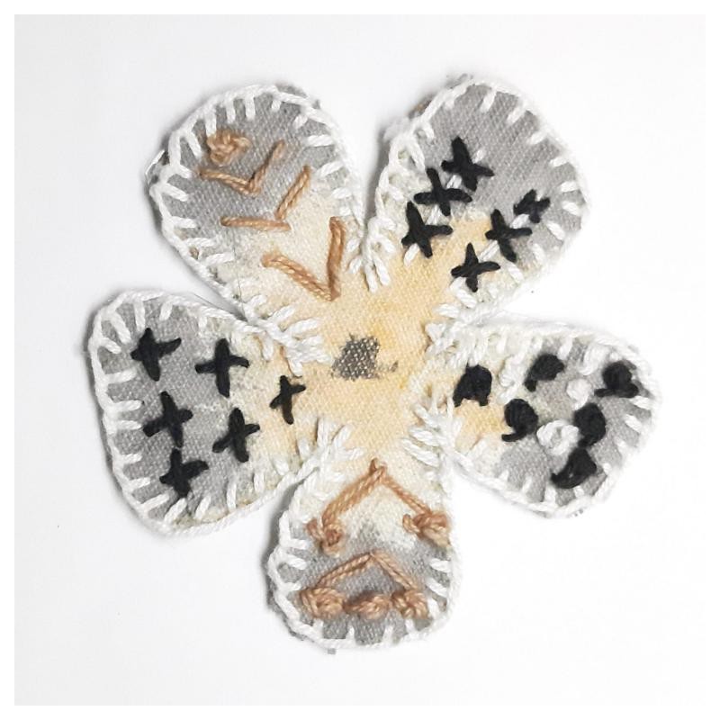 Flor bordada termoadhesiva gris. 