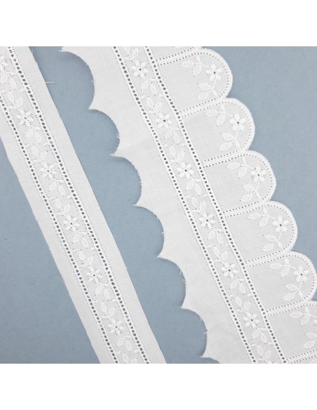 Tira bordada y entredos blanco.