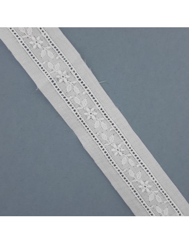Tira bordada y entredos blanco.