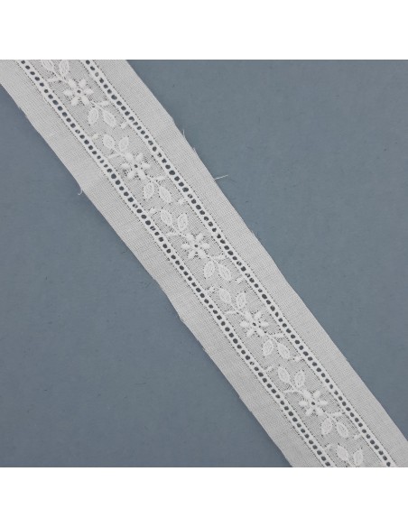 Tira bordada y entredos blanco.